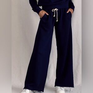 Perfect white tee Hailey wide leg sweatpant navy size small NWOT